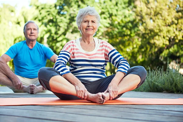 Cuídate Una Pareja Personas Mayores Haciendo Yoga Juntos Aire Libre —  Fotos de Stock