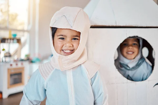 Ritratto Astronauta Astronave Bambini Felici Giochi Ruolo Viaggi Spaziali Giochi — Foto Stock