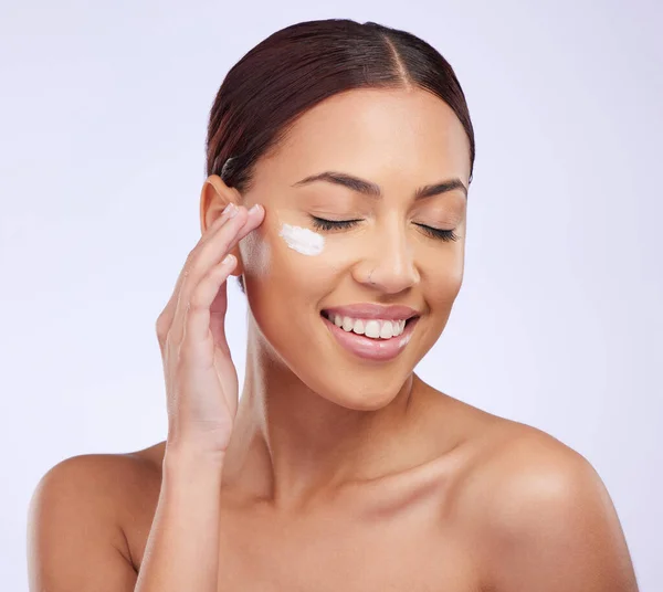 Face Cream Skincare Woman Studio Cosmetic Treatment Dermatology Purple Background — Stock Photo, Image