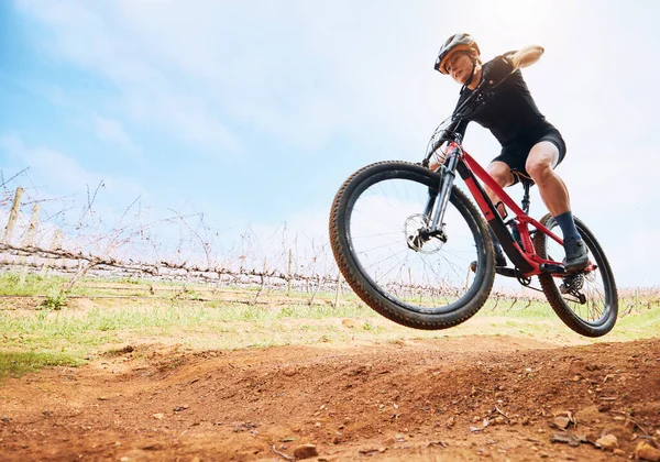 Bisiklet Kırsal Kesimde Toprak Yolda Spor Yarışı Için Hız Yapan — Stok fotoğraf