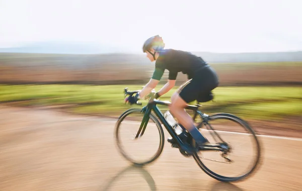 骑自行车 在户外骑自行车 骑自行车 在石子路上参加田径比赛 运动和快速运动员在自然公园里进行体育训练 进行有氧运动和健康锻炼 — 图库照片