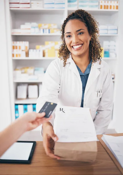 Кредитна Картка Аптечна Медицина Або Щаслива Жінка Надає Пакет Поповнення — стокове фото