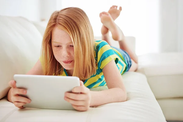Impegnato App Educativa Una Bambina Che Usa Tablet Digitale Casa — Foto Stock