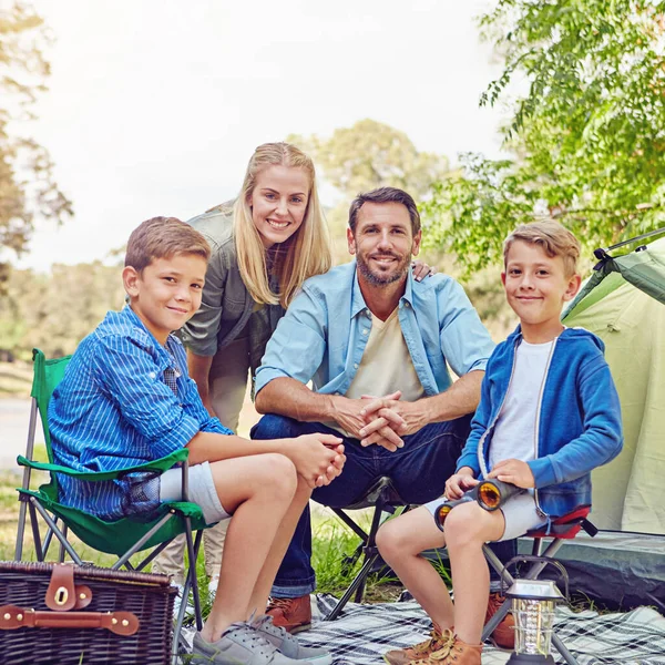 Noi Amiamo Campeggio Ritratto Ritagliato Una Famiglia Quattro Campeggi Nel — Foto Stock