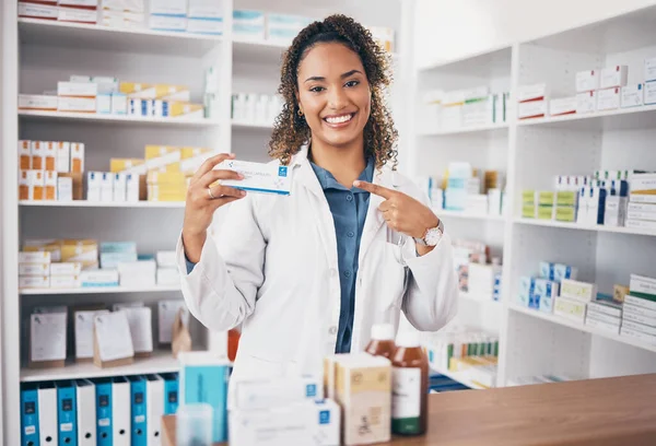 서비스 클리닉에 여성의 약방에서 약이나 알약을 홍보하기 보조원 의사가 미소를 — 스톡 사진