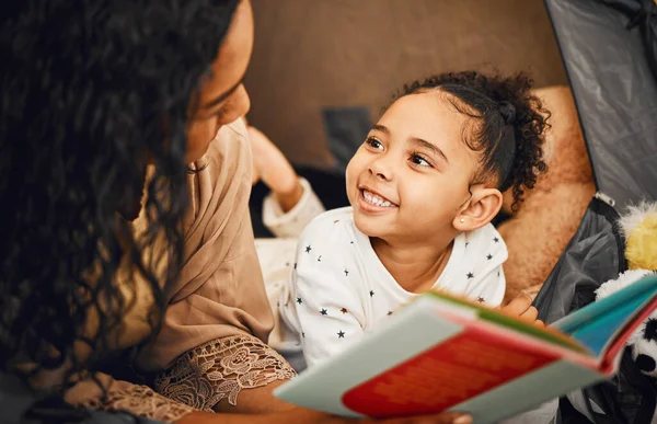Gelukkige Familie Moeder Kind Lezen Verhalenboek Stripverhalen Hechting Met Moeder — Stockfoto