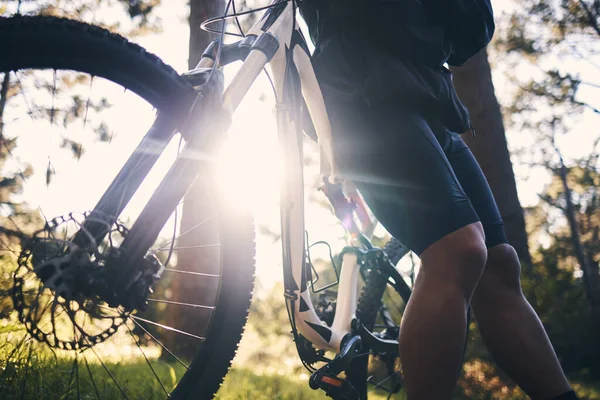 衣冠楚楚的人 自行车和照明弹在自然界 公园和体育探险的自由 运动员和阳光 骑自行车 骑自行车和骑自行车的人在户外休息 以获得健康 有氧运动和行动训练 — 图库照片
