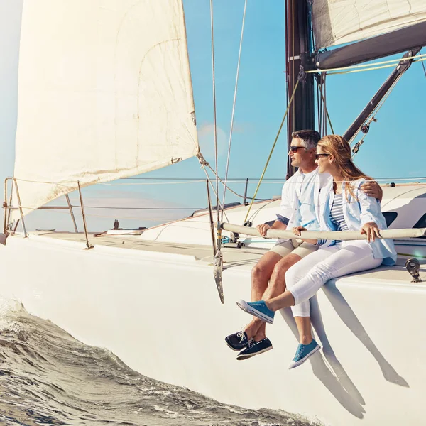 Cruising Paradise Couple Enjoying Boat Cruise Out Ocean — Stock Photo, Image