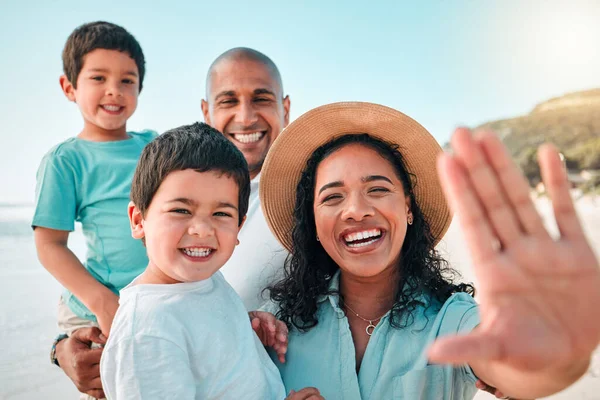 Οικογένεια Γονείς Και Παιδιά Selfie Στην Παραλία Στο Ύπαιθρο Χαμόγελο — Φωτογραφία Αρχείου