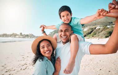 Aile, mutluluk ve yaz için plajda çocuk, anne ve baba ile birlikte eğlence için portre. Erkek, kadın ve çocuk mutluluk, oyun ve özgürlük için gülümsüyor. Sevgi, macera ve açık havada seyahat ile bir tatilde..