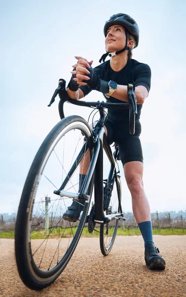 Antrenman Egzersiz Spor Kardiyosu Için Doğadaki Kadınla Düşünmek Bisiklete Binmek — Stok fotoğraf