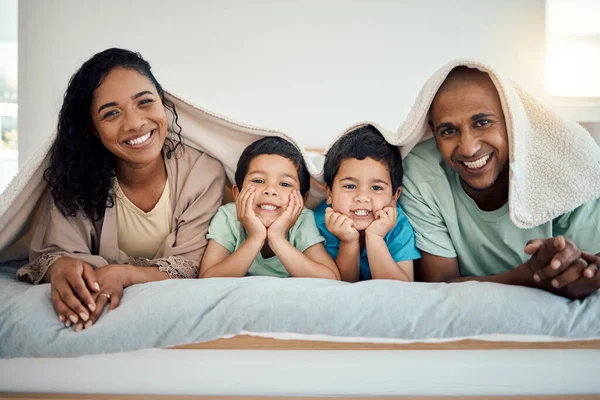 Mutlu Aile Sabah Portresi Rahatla Anne Baba Çocuklar Gülümsüyor Evde — Stok fotoğraf