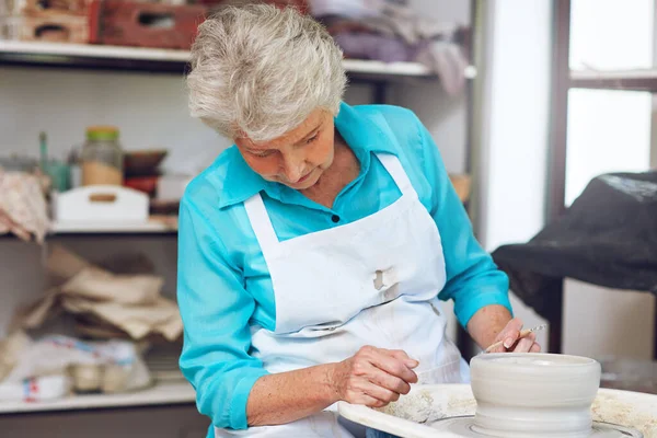 Robiąc Jej Gliniany Garnek Precyzją Doskonałością Starsza Kobieta Robi Ceramiczny — Zdjęcie stockowe