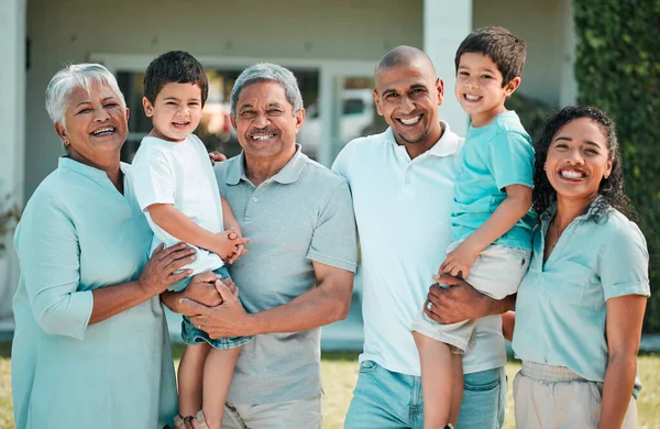 Ouders Grootouders Kinderen Buiten Voor Familieportret Achtertuin Met Een Glimlach — Stockfoto