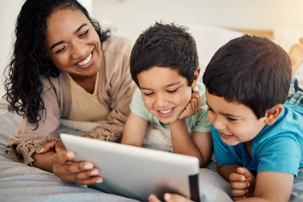Tablet Education Woman Her Children Bed Home Morning Together Entertainment — Stock Photo, Image