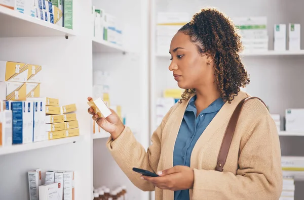 Фармацевтичний Медикаментозний Жіночий Клієнти Обирають Продукти Охорони Здоров Або Ліки — стокове фото