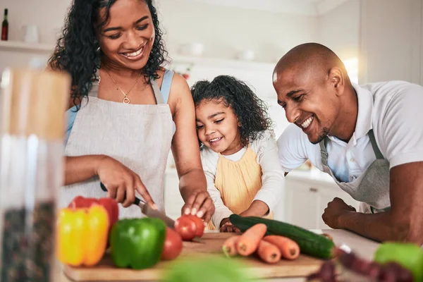 与父母和孩子一起在厨房里一起做饭 切蔬菜或学习厨师技巧 健康食品和有机食品 与教学和学习在家里用粘合剂做饭的人一起 — 图库照片