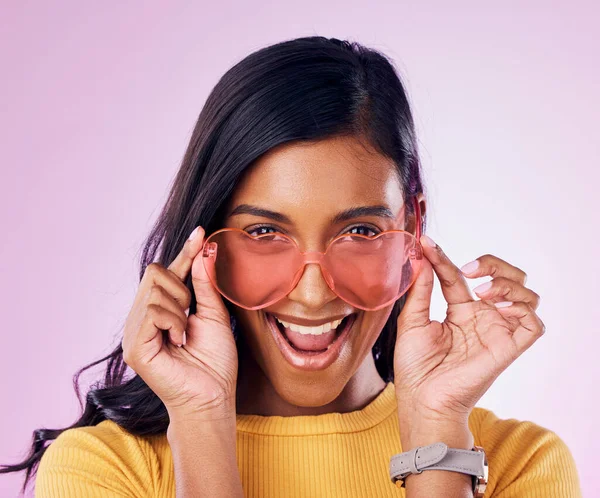 Portret Okulary Przeciwsłoneczne Fajna Kobieta Podekscytowana Szczęśliwa Pewna Siebie Odizolowana — Zdjęcie stockowe