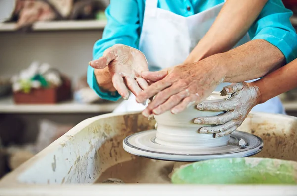 Mają Praktyczny Związek Małżeński Para Seniorów Tworzących Ceramiczny Garnek Razem — Zdjęcie stockowe