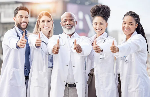 与一组站在医院外的医生合影 合作和竖起大拇指 团队合作 谢谢或激励 与专业医护人员一起感受积极的一面 — 图库照片