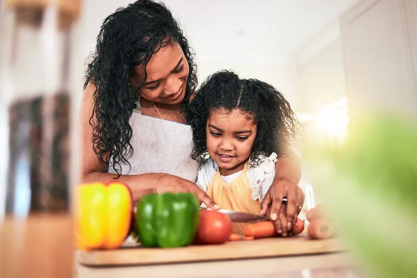 Familia Madre Hijo Cortando Verduras Cocinando Juntos Aprendiendo Habilidades Chef — Foto de Stock