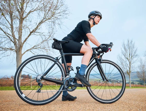 骑自行车 与大自然中的女性一起健身 进行训练 锻炼和体育锻炼 放松和思考 与骑自行车的女骑手在户外进行锻炼 耐力和挑战 — 图库照片