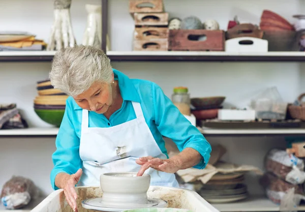 Φτιαγμένα Φροντίδα Μια Ηλικιωμένη Γυναίκα Που Φτιάχνει Ένα Κεραμικό Δοχείο — Φωτογραφία Αρχείου