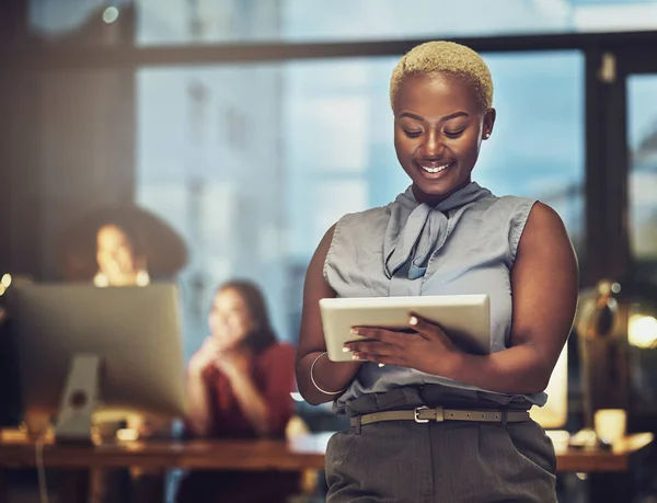 Zakelijk Tablet Blij Met Zwarte Vrouw Het Kantoor Voor Technologie — Stockfoto