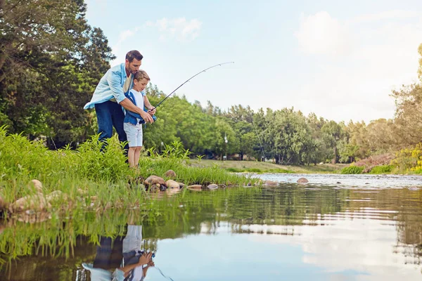 Ona Balık Tutmayı Öğret Oğluna Ormanda Balık Tutmayı Öğreten Bir — Stok fotoğraf