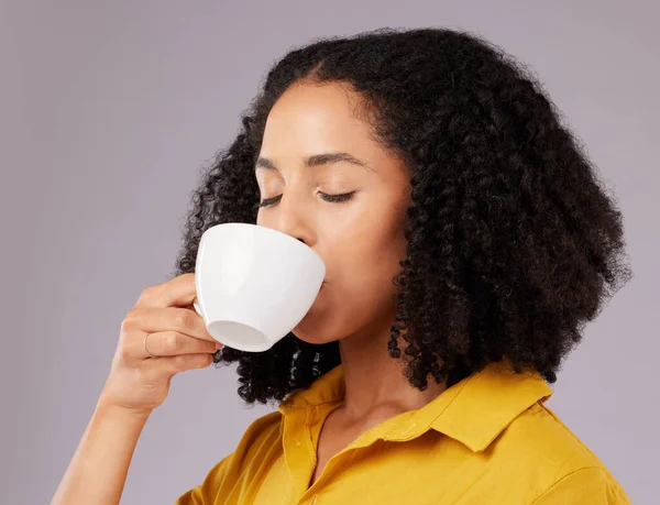 Sakin Bir Kadın Stüdyoda Kahve Içki Arka Plan Sıcak Içecek — Stok fotoğraf