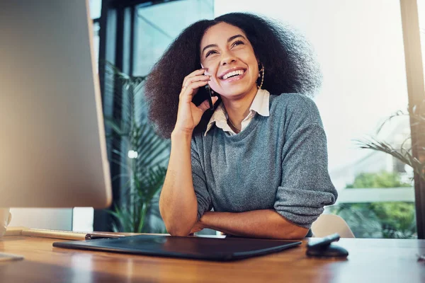 Telefonsamtal Affärer Och Skratt Med Kvinnor Kontoret För Nätverkande Kommunikation — Stockfoto