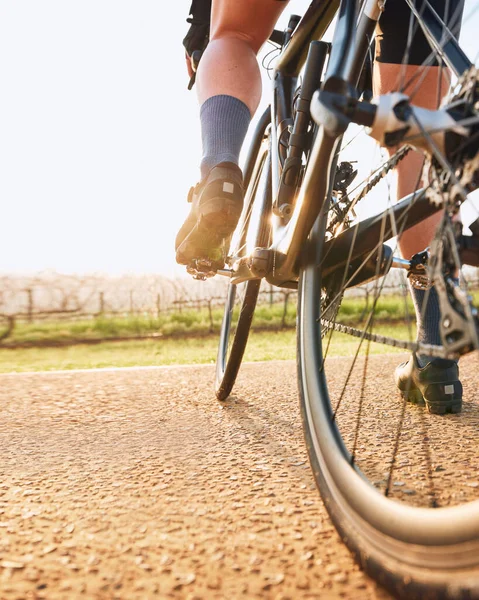 Fahrrad Nahaufnahme Landpartie Und Person Auf Einem Fahrrad Mit Geschwindigkeit — Stockfoto