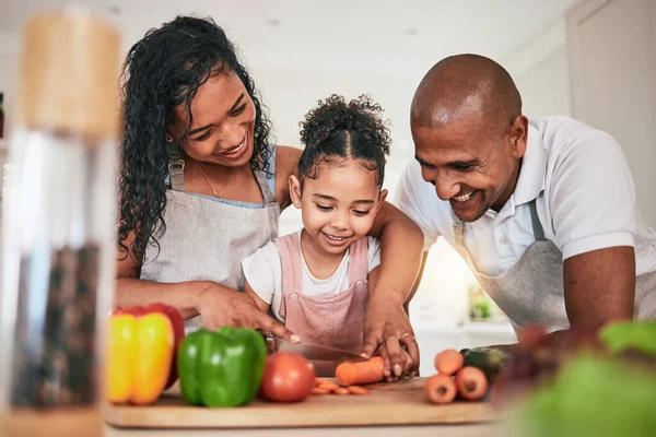 キッチンで野菜を調理したり切ったり 幸せな親や子供と一緒にシェフのスキルを学びます 健康食品や人々が教えると家庭の結合で調理することを学ぶと有機 — ストック写真