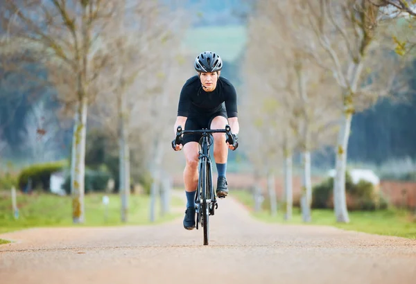 与妇女一起骑车 健身和旅行在公园的路上 以获得训练 锻炼和健康 与骑自行车的妇女一起在大自然中进行冒险 旅行和运输的运动 竞赛和自由 — 图库照片