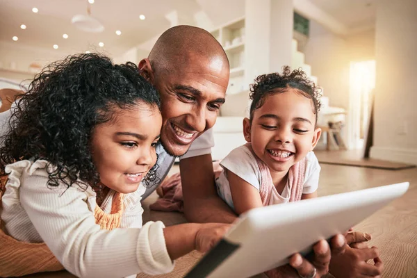 Gelukkige Familie Vader Tablet Kinderen Elearning Doen Kleuterschool Huiswerk Afgelegen — Stockfoto