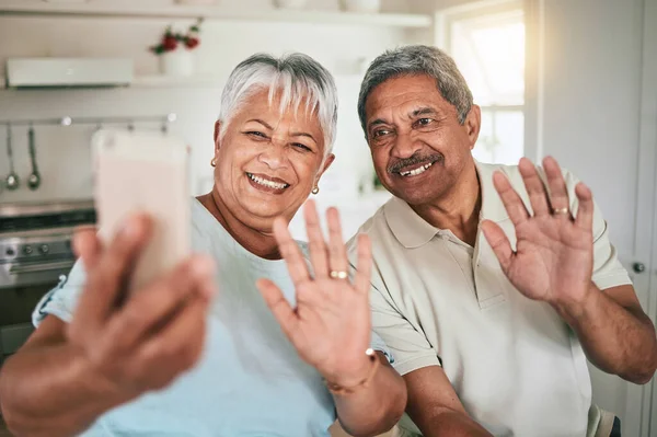 Videogesprek Zwaaiend Bejaard Echtpaar Aan Telefoon Blij Glimlachend Hun Thuiskeuken — Stockfoto
