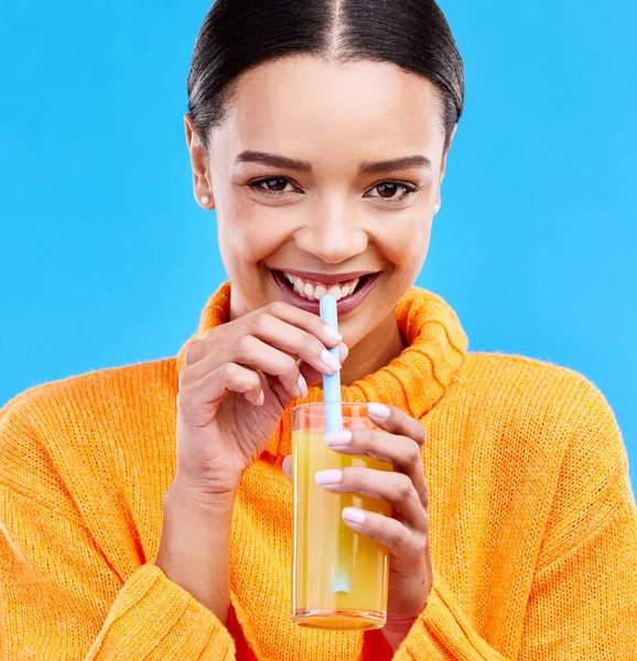快乐的女人 肖像和吸管喝橙汁在工作室 蓝色背景和微笑 用于营养 维生素C饮食和苏打水的女模 玻璃杯和果汁 — 图库照片