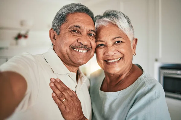 Liebes Glückliches Und Älteres Paar Lächelt Für Selfie Profilbild Und — Stockfoto