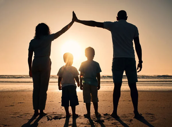 Οικογένεια Ηλιοβασίλεμα Και Εξωτερική Σιλουέτα Στην Παραλία Παιδιά Και Γονείς — Φωτογραφία Αρχείου