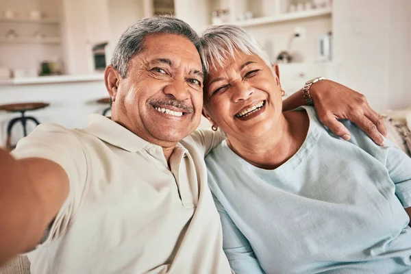 Selfie Mutlu Yaşlı Çiftin Kucaklaşması Portresi Evde Emeklilik Zamanlarının Tadını — Stok fotoğraf