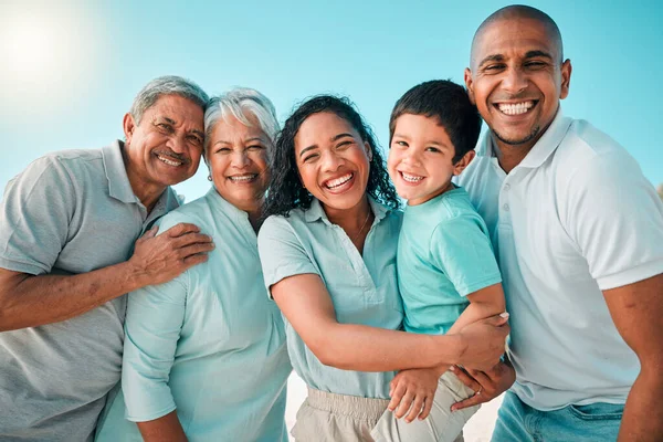 Familia Retrato Feliz Aire Libre Playa Con Una Sonrisa Felicidad —  Fotos de Stock