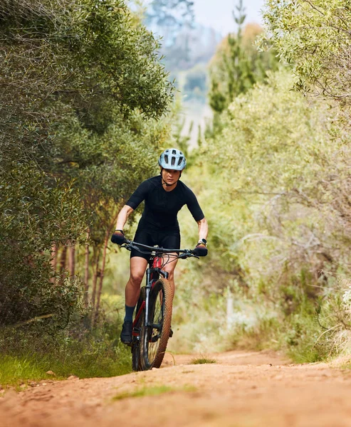 Ação Fitness Ciclismo Com Mulher Caminho Sujeira Natureza Para Treino — Fotografia de Stock