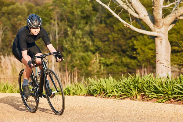 健身和骑自行车与女人在自然界的土路上进行锻炼 训练和体育竞赛 与骑自行车探险和旅行的女骑手一起进行强壮 有氧和锻炼 — 图库照片