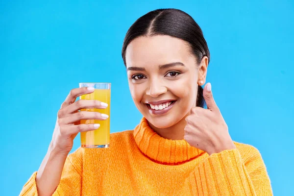 快乐的女人 肖像和大拇指向上的橙汁在工作室 蓝色的背景和是的莫吉 女性模特儿 饮杯及良好的营养 维生素C饮食及排毒果品综述 — 图库照片