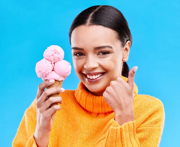 工作室肖像和冰淇淋大拇指向上 微笑和幸福的蓝色背景 有手势的女孩 模特和甜甜的甜点 对食物 番茄酱和食物的背景感到开心和兴奋 — 图库照片