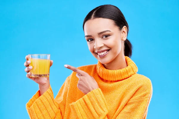 快乐的女人 肖像和指向橙汁在工作室 蓝色背景和背景 用于维生素C营养 饮食和排毒健康的女模 饮料杯和水果鸡尾酒饮料 — 图库照片