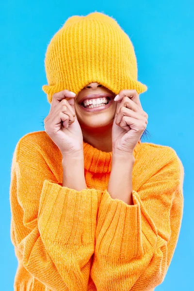 Moda Loco Cubrir Con Mujer Gorro Estudio Para Esconderse Invierno —  Fotos de Stock