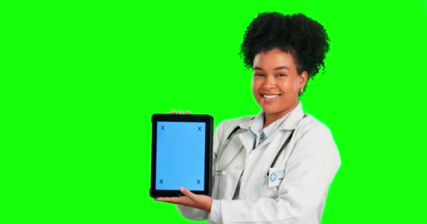 Mockup Mulher Médico Com Tablet Tela Verde Rosto Contra Fundo — Vídeo de Stock
