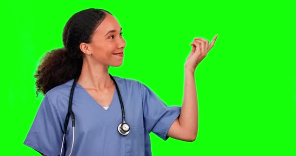 Enfermeira Tela Verde Mulher Apontando Para Maquete Estúdio Isolado Fundo — Vídeo de Stock