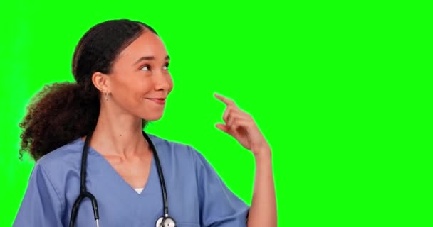 Écran Vert Infirmière Femme Pointant Vers Maquette Studio Isolé Sur — Video
